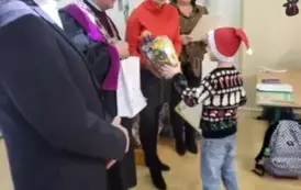 Bartek odbiera dyplom i nagrodę