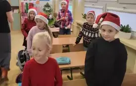Dzieci witają gości z Cech Rzemiosł