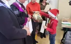 Janek odbiera dyplom i nagrodę