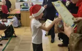 Zuzia odbiera dyplom i nagrodę