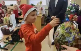 Adaś odbiera nagrodę i dyplom