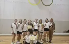 Zwycięska drużyna z nauczycielem