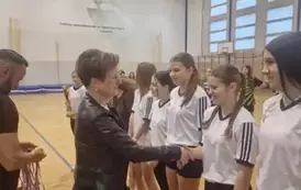 Dekoracja zwycięskiej drużyny z Dw&oacute;jki Stasz&oacute;w