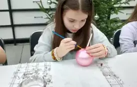 Pola malująca bombkę