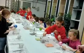 Malowanie bombek przez dzieci