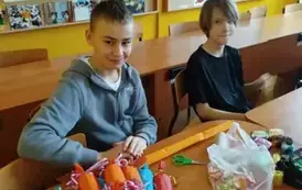 Uczniowie prezentują ukończone Christmascrackers