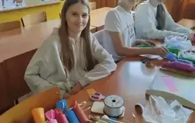 Uczennice podczas pracy nad Christmascrackers