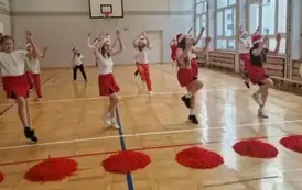 Dziewczęta podczas kroku nawrotnego