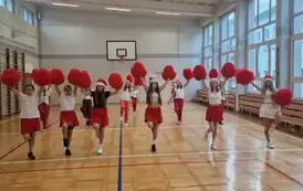 Dziewczęta podczas tańca