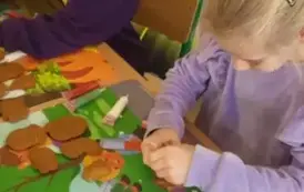 Ala i Adaś ozdabiają pierniki