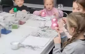 Uczniowie podczas ozdabiania dekoracji