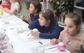 Uczniowie klasy 2 podczas ozdabiania bombek