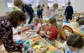 Uczniowie klasy 2 b podczas przygotowywania wypiek&oacute;w