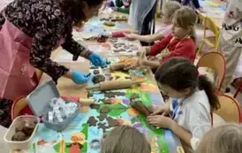 Uczniowie klasy 2 b podczas przygotowywania pierniczk&oacute;w