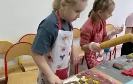 Emilka i Ula podczas przygotowywania wypiek&oacute;w