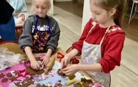 Zuzia i Ola wycinają pierniczki
