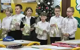 Dzieci wręczają prezenty