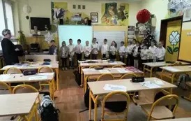 Uczniowie śpiewają pastorałkę