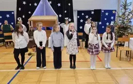 Uczniowie recytują wiersze i składają życzenia