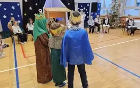 Trzej kr&oacute;lowie przed stajenką