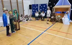 Trzej kr&oacute;lowie oddają  składają dary