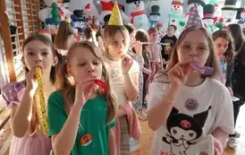 Cztery dziewczynki trąbią na trąbkach