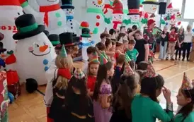 Dzieci ustawione w kole na sali