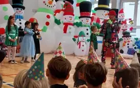 Chłopiec odpowiada na zagadkę Klauna