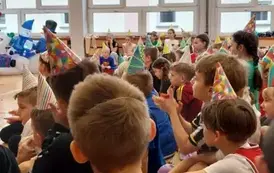 Dzieci kibicują kolegom podczas konkursu