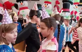 Dzieci z czapeczkami na głowach podczas zabawy