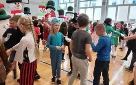 Dzieci w przebraniach podczas zabawy