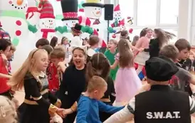 Dzieci tańczące w k&oacute;łeczkach