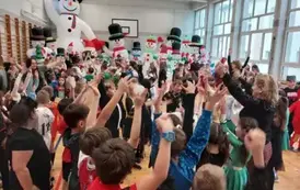 Dzieci podczas zabawy z rękami w g&oacute;rze
