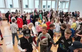 Dzieci w strojach karnawałowych podczas zabawy