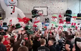 Deszcz konfetti spadający na dzieci