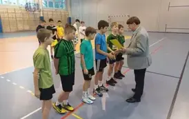Uczniowie klasy 6 a podczas ceremonii dekoracji