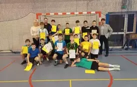 Pamiątkowe zdjęcie nagrodzonych uczni&oacute;w z klas 6 z opiekunami i dyrektorem