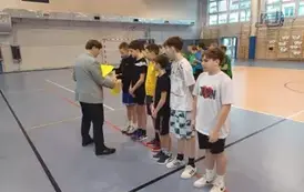 Uczniowie klasy 6 b podczas ceremonii dekoracji