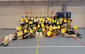 Pamiątkowe zdjęcie nagrodzonych uczni&oacute;w z klas 4 i 5