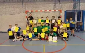 Pamiątkowe zdjęcie nagrodzonych uczni&oacute;w z klas 4