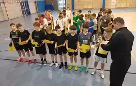 Uczniowie klasy 5 a podczas ceremonii dekoracji