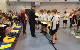 Uczniowie klasy 5 b podczas ceremonii dekoracji