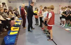 Uczniowie klasy 5 c podczas ceremonii dekoracji