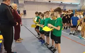 Uczniowie klasy 4 a podczas ceremonii dekoracji