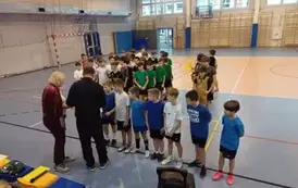 Uczniowie klasy 4 c podczas ceremonii dekoracji