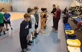 Uczniowie klasy 4 b podczas ceremonii dekoracji