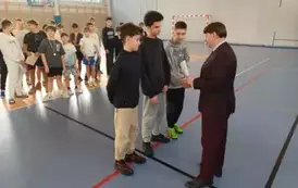 Uczniowie klasy 8 d podczas ceremonii dekoracji