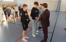 Uczniowie klasy 8 c podczas ceremonii dekoracji
