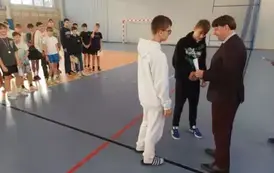 Uczniowie klasy 8 a podczas ceremonii dekoracji
