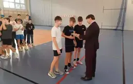 Uczniowie klasy 7 d podczas ceremonii dekoracji